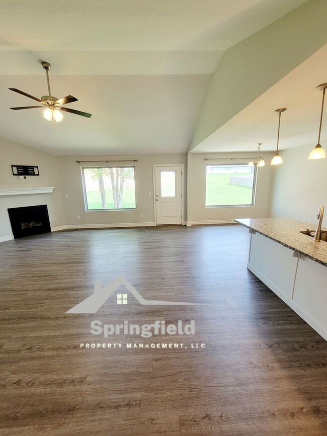 Building Photo - Hickory Valley Luxury w/ Ultra Open Floor ...