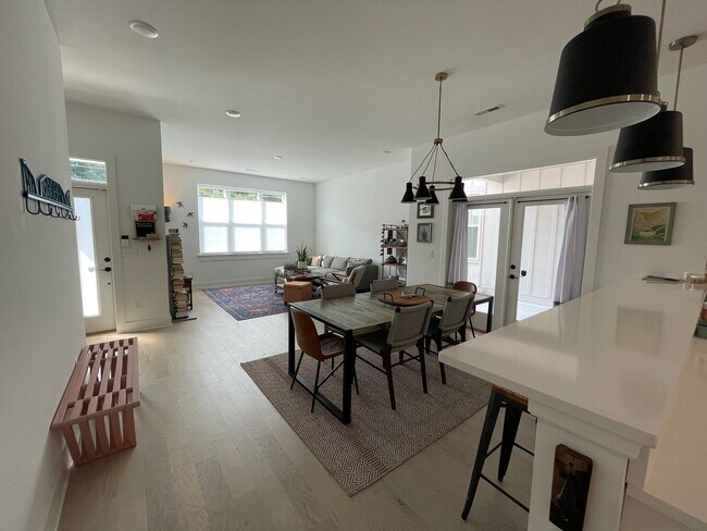 Foto del edificio - 1348 Slayton St