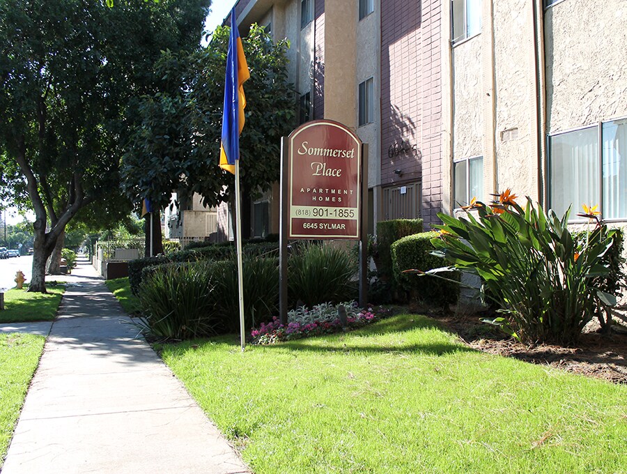 Entrada - Somerset Place Apartments