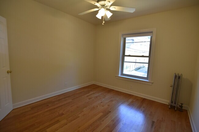 Building Photo - 6710 N Hermitage Ave