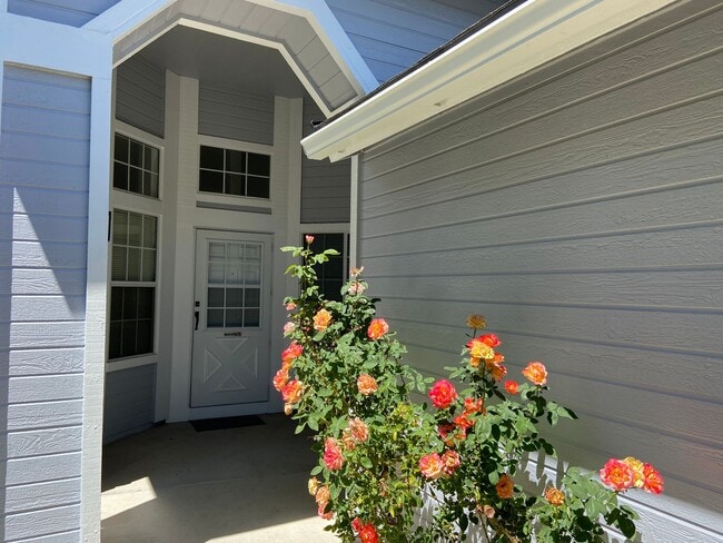Foto del edificio - Coming Up Roses - NW Reno 4 Bedroom/3 Car Garage Single Story House