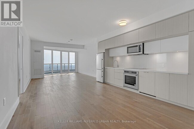 Building Photo - 585 Bloor St E