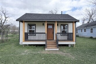 Building Photo - 2915 Creston Dr