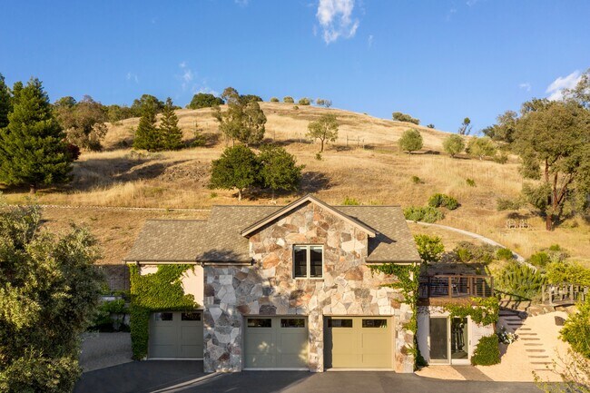 Foto del edificio - 4080 Lovall Valley Loop Rd