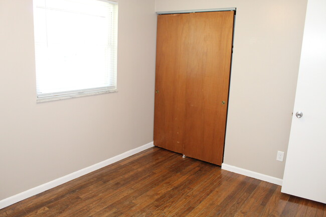 Bedroom 2 closet - 1318 Woodbrook Ln