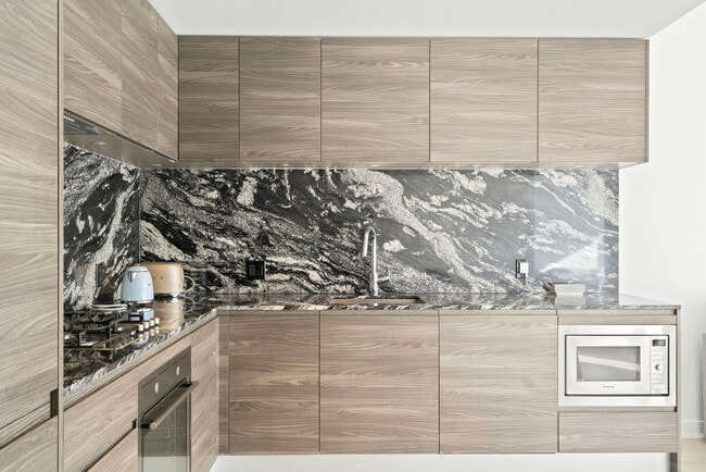 Building Photo - 310-612 12 Ave SW