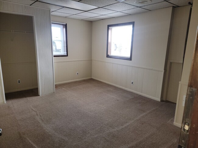 Building Photo - 658 S Roberts Ave