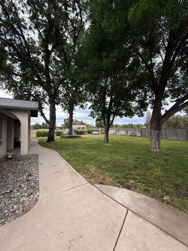 Foto del edificio - 3-bedroom, 2-bath home in Palo Cedro, situated on the golf course!