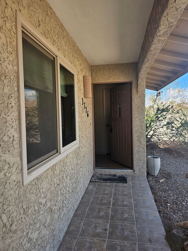 Foto del edificio - Long Term Unfurnished