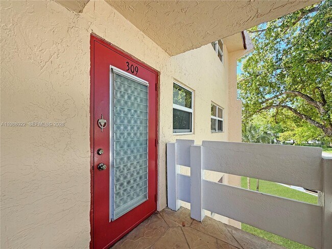 Foto del edificio - 1030 Country Club Dr