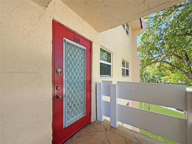 Building Photo - 1030 Country Club Dr