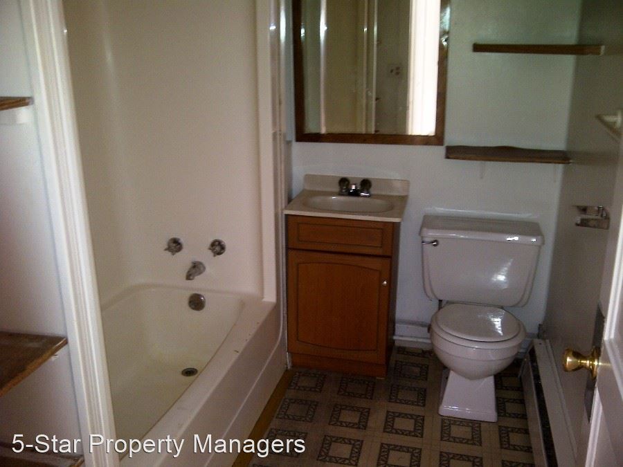 Building Photo - 2 br, 1 bath House - 152 North Main Street...
