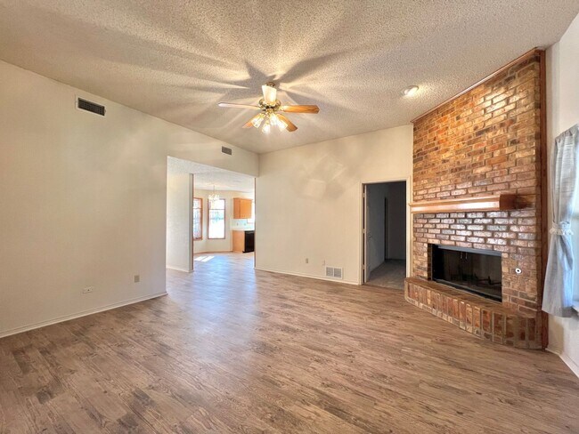 Foto del edificio - Available now! 3/2/2 with fenced backyard ...