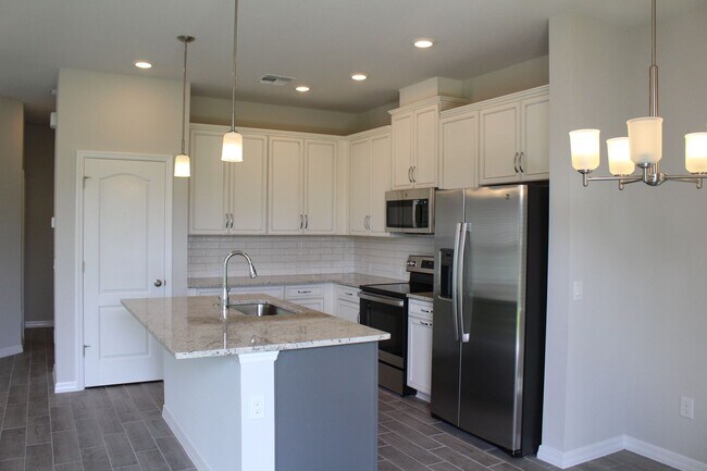 Foto del edificio - 4 Bedroom, 3 Bath Corner Unit Town Home in...