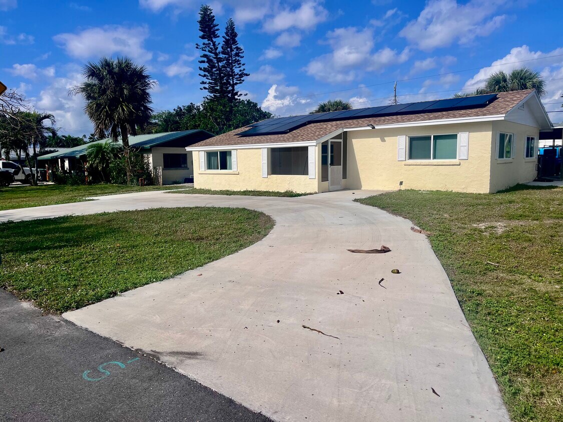Primary Photo - 2110 Palm Ave