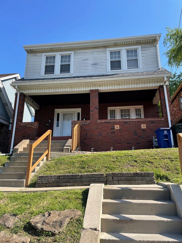 Primary Photo - Spacious 3 Bedroom/2 Bathroom Home on Quie...