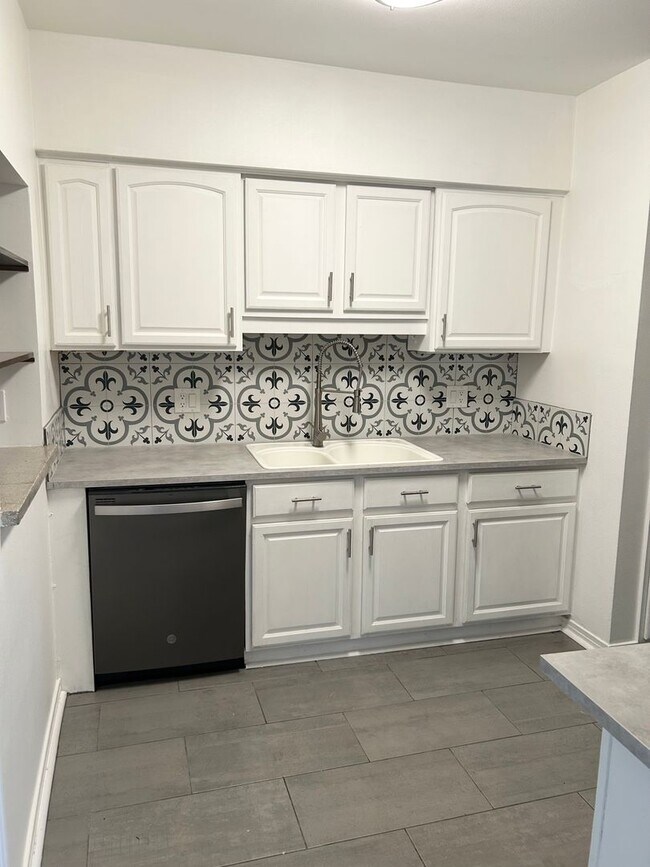 Foto del edificio - 3 bedroom 1 bath home with a large yard an...