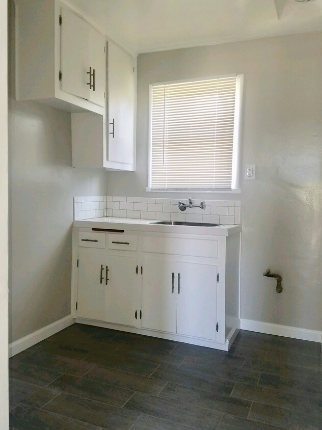 Primary Photo - 717 W 214th St