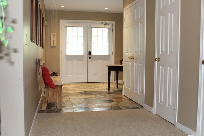 Building Photo - 107 Wintergreen Pl
