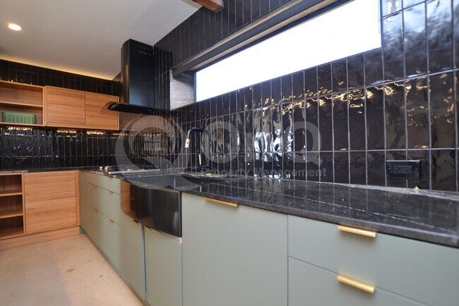 Building Photo - Remodeled Phoenix Home!