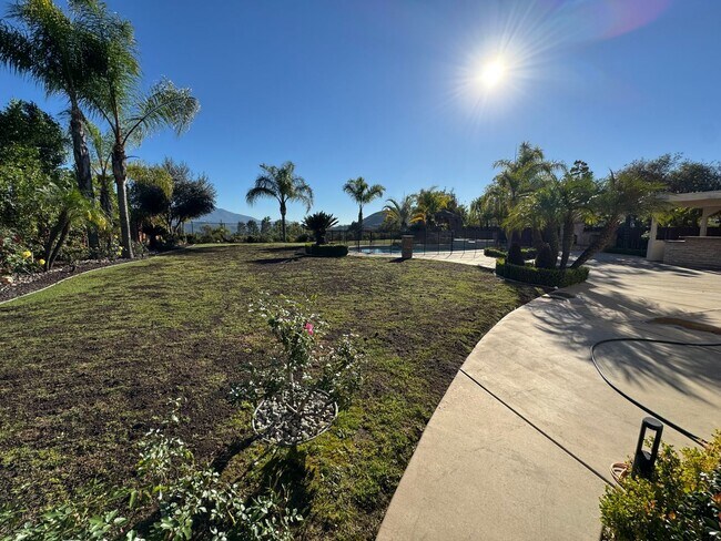 Building Photo - 5 Bedroom Luxury home