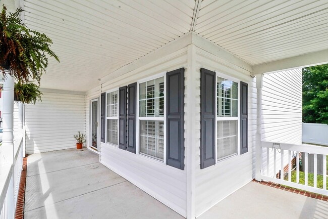 Building Photo - 1000 Pershing Ct