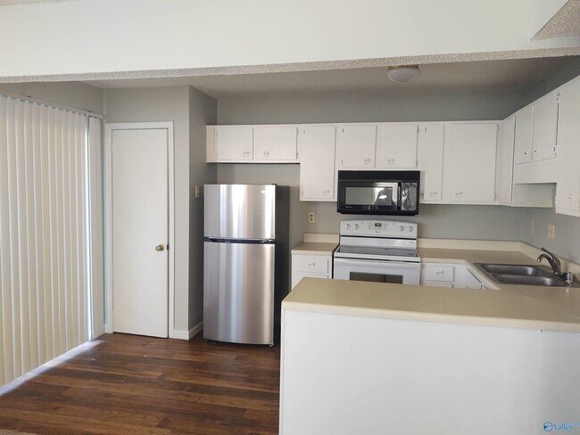 Foto del edificio - 12100 Carriage Ct SE