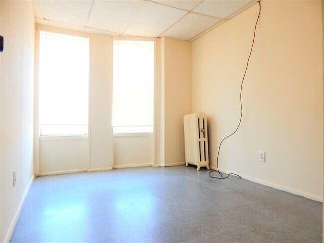 Building Photo - 580 Newark Ave