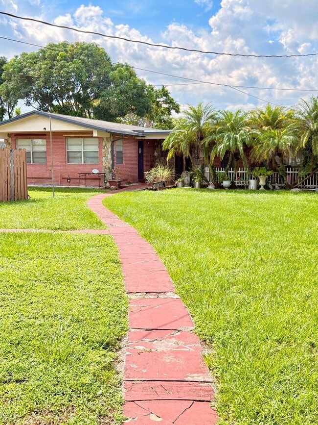 Building Photo - 4088 SW 51st St