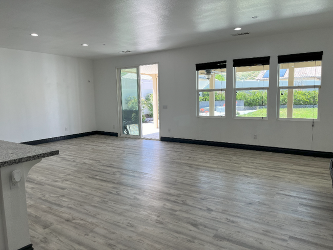 Building Photo - 376 Valencia Ct