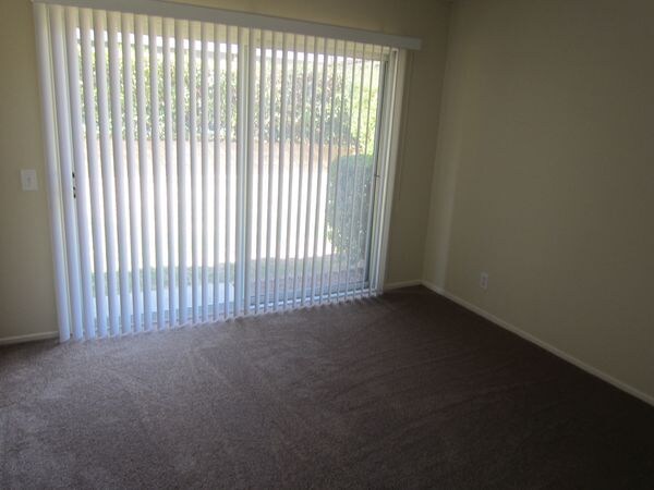 Building Photo - 39739 Country Club Dr