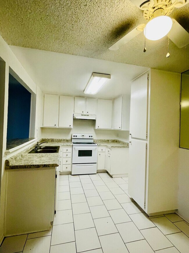 Foto del edificio - Charming 2-Bedroom, 1.75-Bathroom Unit with Garage, Patio & Community Amenities!