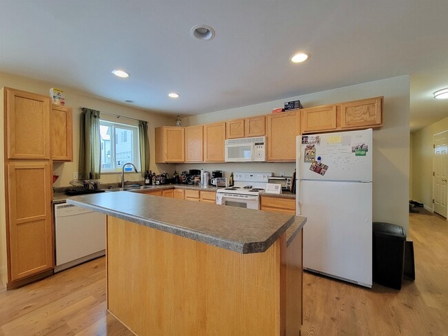 Building Photo - 184 Droulliard Ave