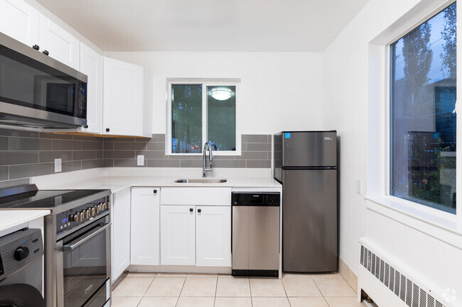 1BR, 1BA - 600SF - 7th & 7th
