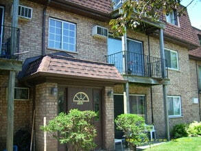 Building Photo - 107 E Dundee Rd