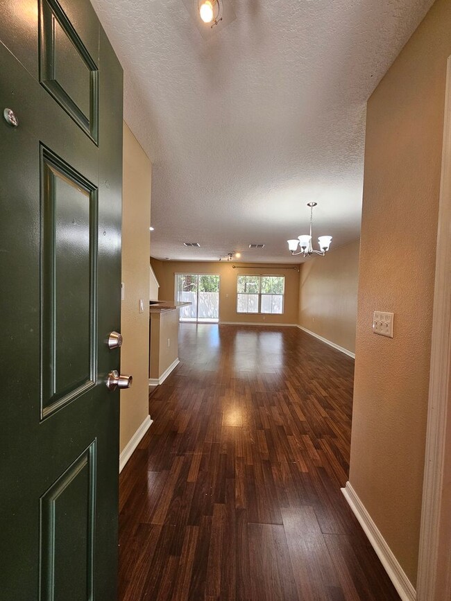 Building Photo - Beautiful St. Charles Place Townhouse