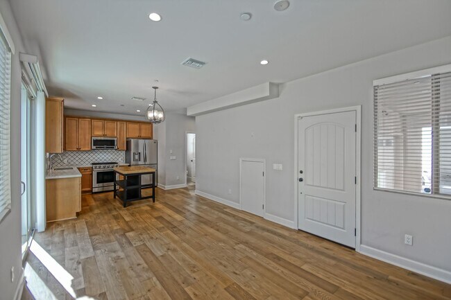 Foto del edificio - BUILT IN 2019: SPACIOUS & BRIGHT, DETACHED TOWNHOUSE W/ 2-CAR GARAGE & FENCED YARD IN GREAT RESID...