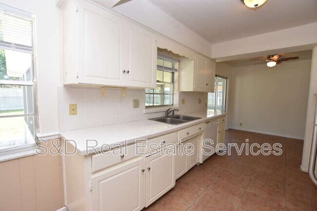 Building Photo - 204 Chaucer Ln