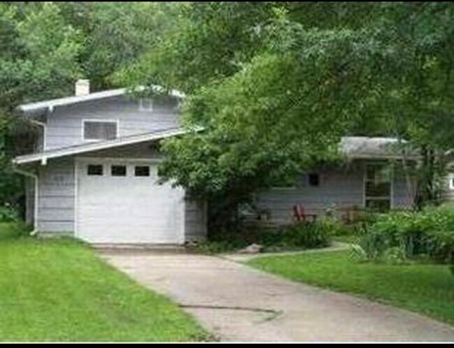 Building Photo - 615 Holt Ave