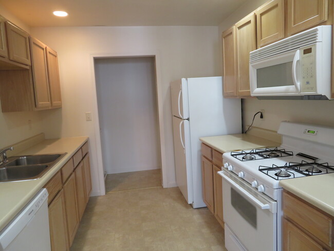 Kitchen - 805 Mattern Orchard Dr