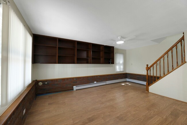 Building Photo - 402 Monroe Ave
