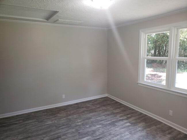 Foto del edificio - NEWLY RENOVATED 2 BEDROOM 1 BATH UNIT IN A...
