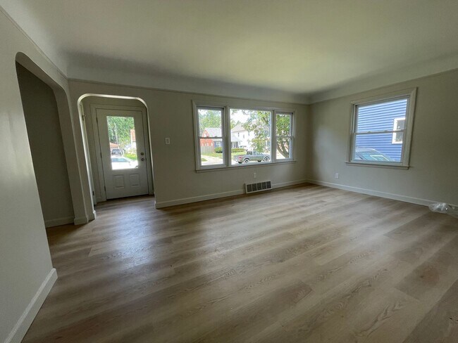 Foto del edificio - 3 BED 2 BATH BUNGALOW STYLE HOME IN BERKLEY ------ BACON AVE.