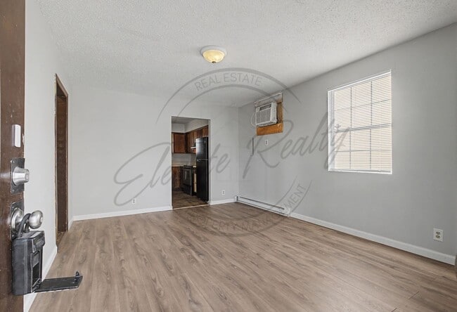 Building Photo - Two Bedroom Ranch Style Duplex in Hermitage!