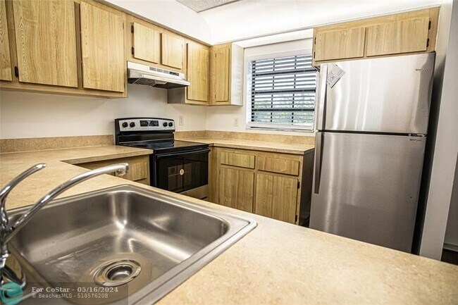 Building Photo - 10683 Royal Palm Blvd