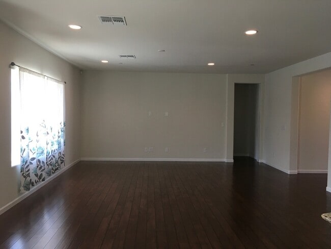 Foto del edificio - This immaculate single story 4Bedrooms, 2....