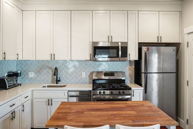 Foto del edificio - 596 E 2nd St