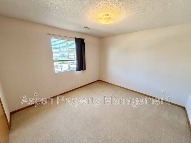 Foto del edificio - 2825 Triple Crown Ln