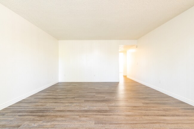 Building Photo - 1050 Meadow Lake Dr