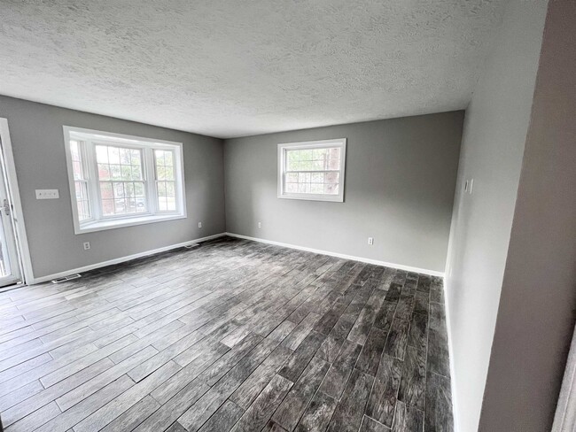 Building Photo - 83 Derryfield Ct